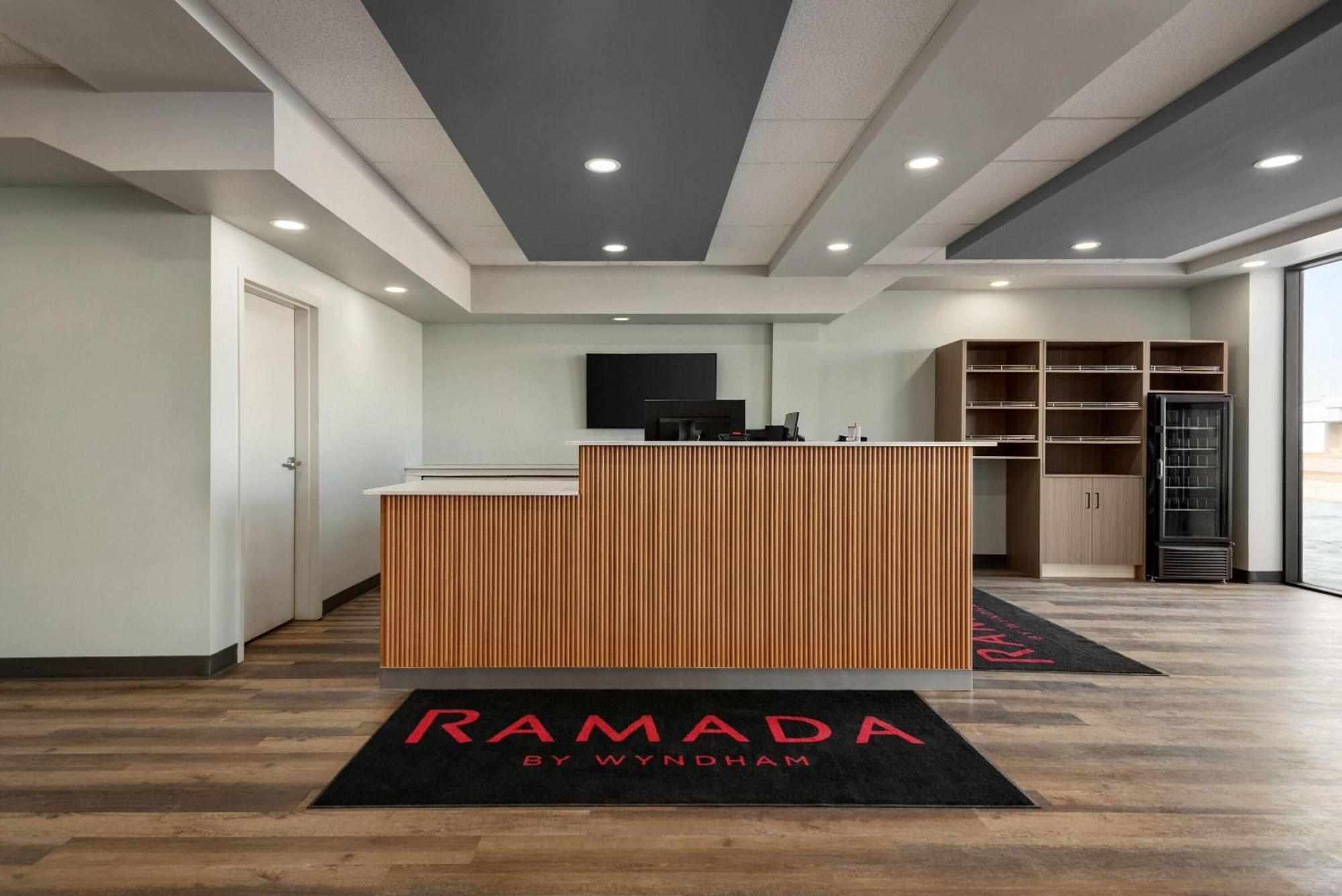 Ramada By Wyndham West Edmonton Hotel & Suites Exterior foto