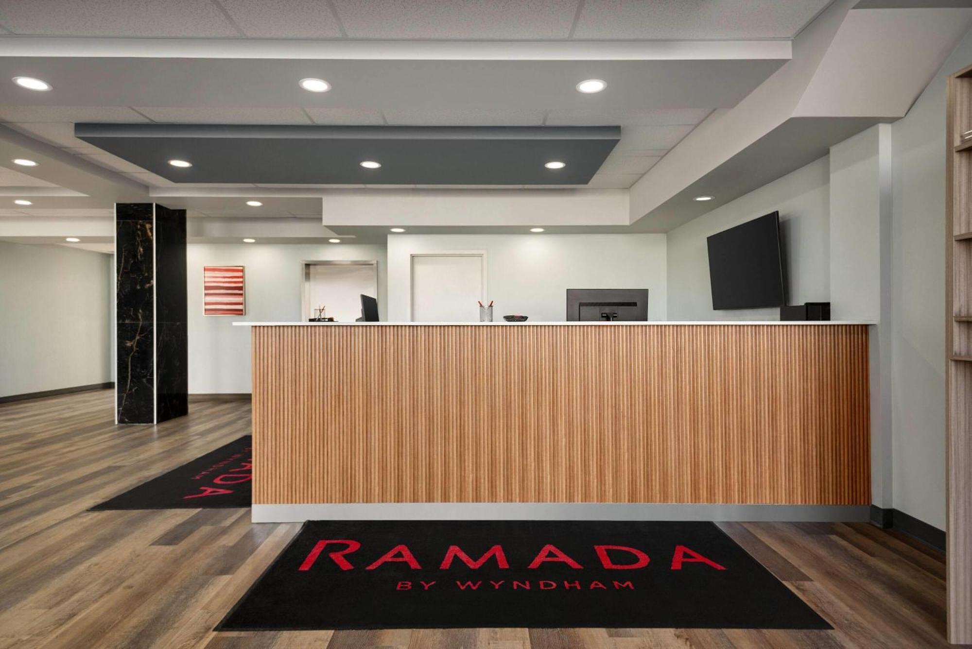 Ramada By Wyndham West Edmonton Hotel & Suites Exterior foto